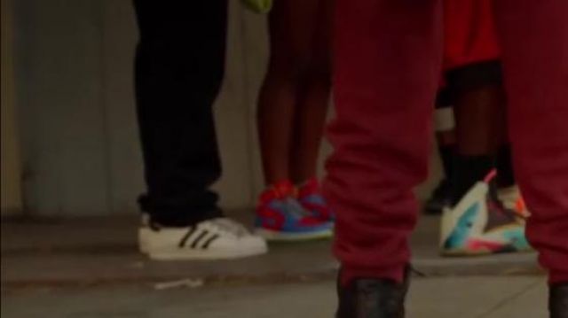 Sneakers Adidas superstar white in the clip 100 feat Drake The Game