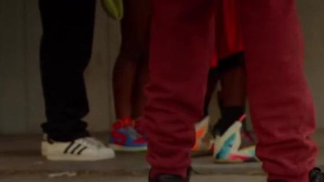 Sneakers Adidas Superstar, in the clip 100 of The Game feat Drake