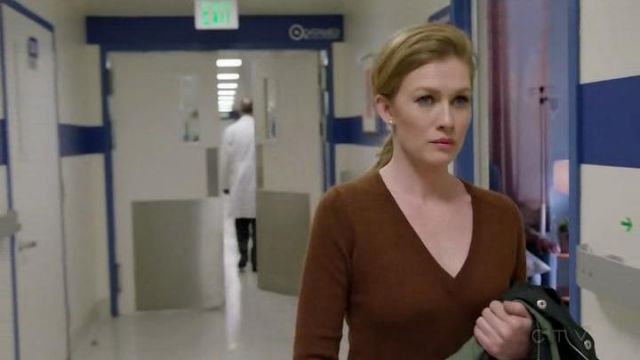 Le pull cachemire marron, col en V, d'Alice Vaughan (Mireille Enos) dans The Catch