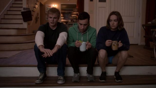 The sweater blue Starter Casey Gardner (Brigette Lundy-Paine) in Atypical S01E01
