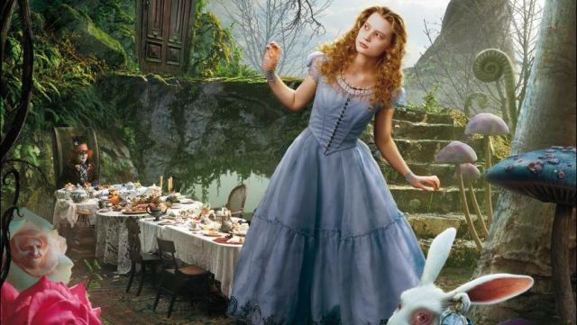La robe bleue d'Alice (Mia Wasikowska) dans Alice au pays des merveilles