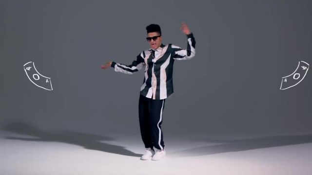 lanzar riesgo Fielmente Zapatillas Nike Cortez blancas en el video musical That's What I Like de Bruno  Mars | Spotern