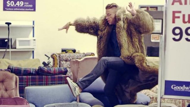 Les sneakers Vans slip-on dans le clip Thrift Shop (feat. Wanz) de Macklemore & Ryan Lewis