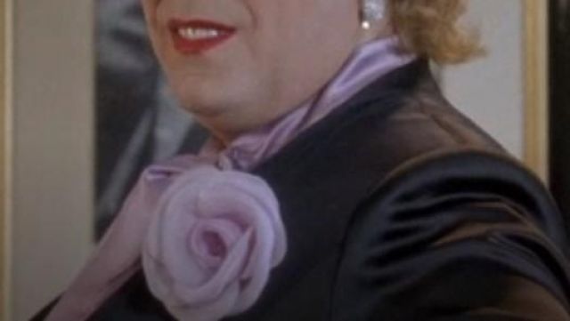 La broche en tissus en forme de rose de madame Irma (Didier Bourdon) dans le film "Madame Irma"