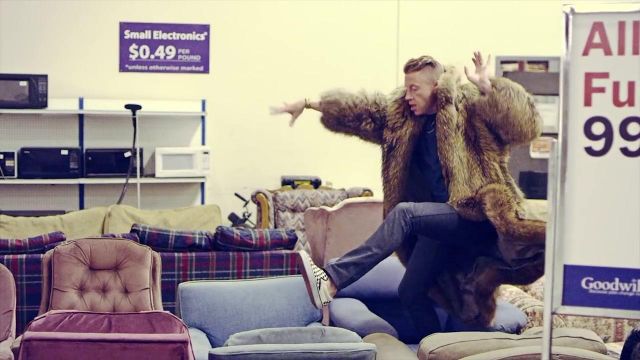 Les sneakers Vans Slip On de Macklemore dans le clip Thrift Shop (feat. Wanz) de Macklemore et Ryan Lewis