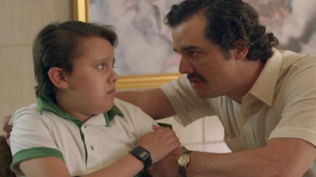 The watch Casio CA-53W-1 calculator with Juan Pablo Escobar (Juan Murcia) in Narcos S01E07