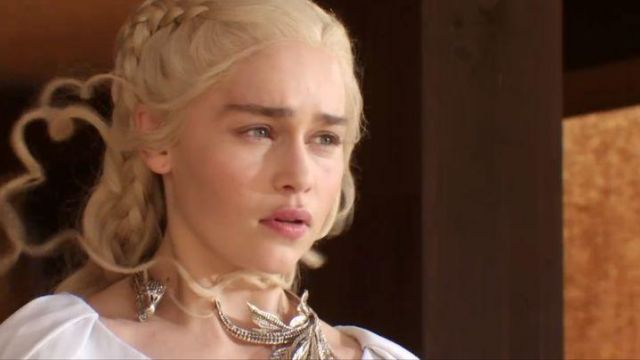 safety plate skeleton Le collier Drogon porté par Daenerys (Emilia Clarke) dans Game Of Thrones  S05E09/10 | Spotern