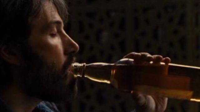 The bottle of Whisky The Macallan Tony Mendez (Ben Affleck) in Argo