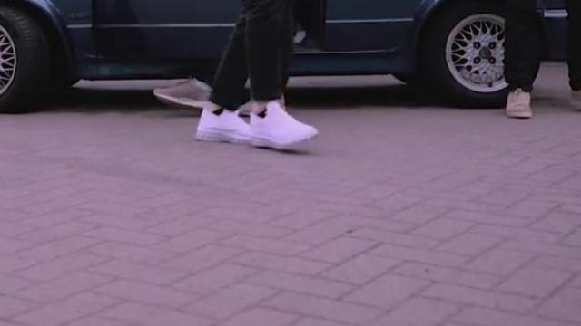 Les sneakers Nike Air Max blanches dans le clip Apollo de L'or du commun et Romeo Elvis