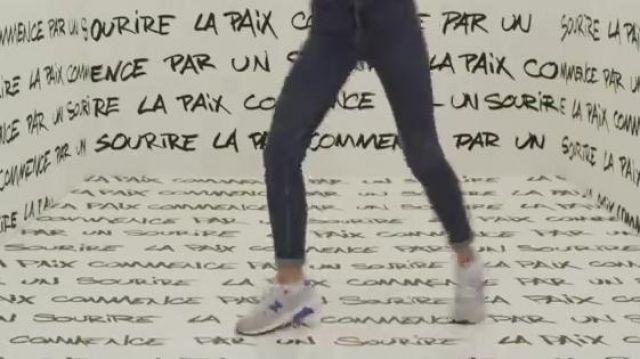 Las zapatillas New Balance 565 de una bailarina en el clip Escribimos en las paredes de los niños unidos