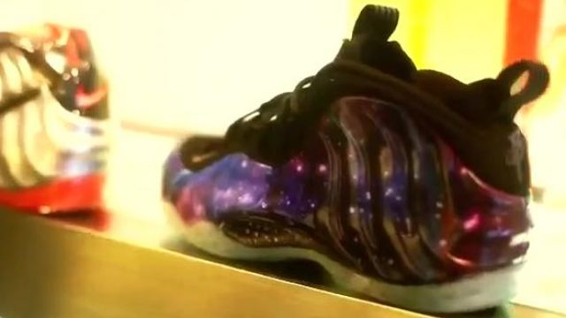 The sneakers Nike Air Foamposite One Eggplant in the clip Everything Is Good Juelz Santana Spotern