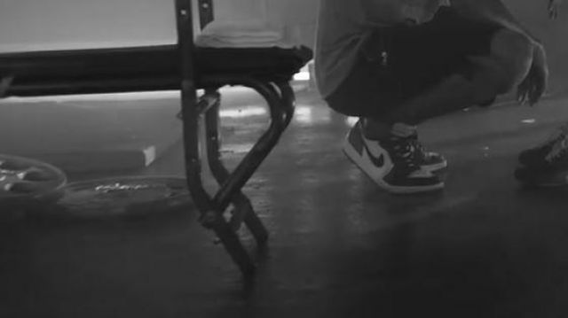 Sneakers Nike Air Jordan 1 "black toe" by Jason Derulo in her video clip Na Na