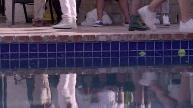 Les snea­kers Nike Air Force 1 blanches dans le clip Ma Dope de Nek­feu