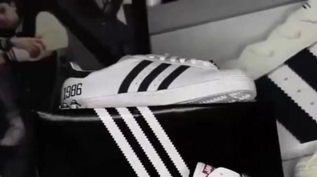 Sneakers Adidas superstar 1986 25th anniversary in the clip