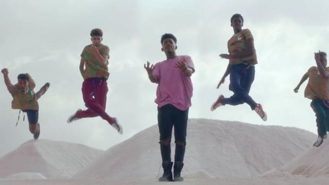 Les sneakers Converse Chuch Taylor rouges dans le clip danser de Lisandro Cuxi