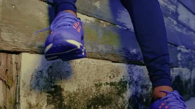 Les sneakers Nike Women's Air Max Tail­wind 8 Run­ning dans le clip Chino de Ninho