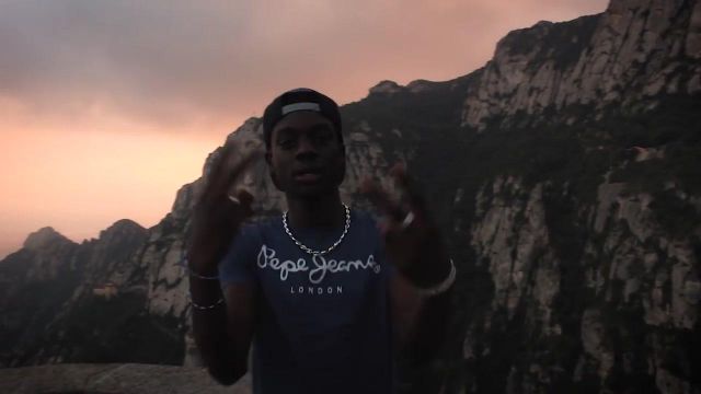 The t-shirt Pepe Jeans blue in the clip Afro Trap Pt. 5 (Ngatie Abedi) MHD