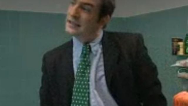 The green tie with white polka dots from Jean Dujardin in the series A guy, a girl