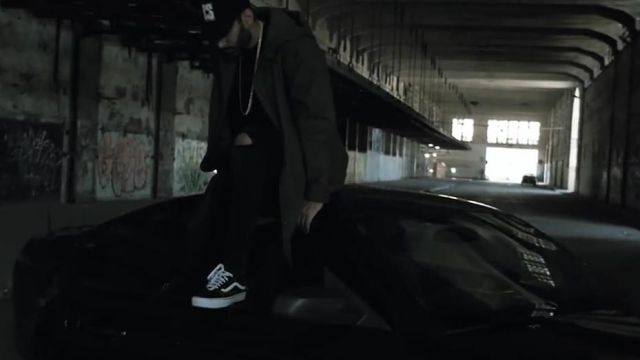 Les chaussures Vans Old Skool dans le clip Noyé de La Fouine