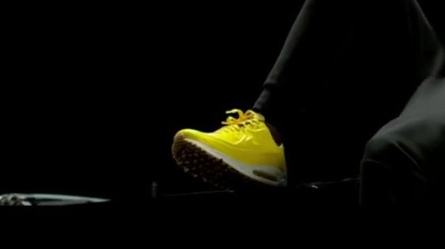 Les chaussures Nike Air Max 90 VT QS Var­sity Maize dans le clip Bi Chwiya de Lefa