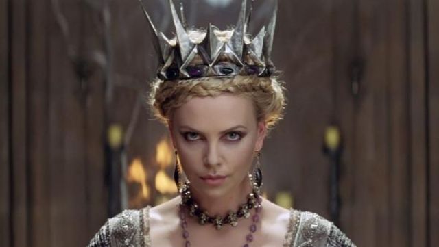 La couronne de la reine Ravenna (Charlize Theron) dans Blanche-Neige et le chasseur