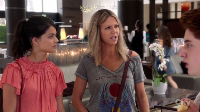 The gray t-shirt Lucky Brand with beetle Mackenzie Murphy (Kaitlin Olson) in The Mick S02E01