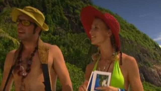 The red hat of Alexandra Lamy at the beach in the series A guy, a girl S05E06