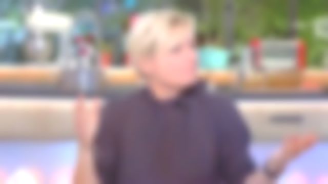 La blouse à carreaux de Anne-Elisabeth Lemoine dans C  à vous du 19/09/2017