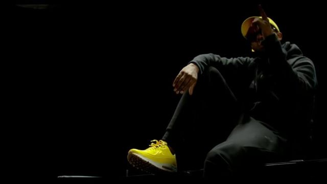Les baskets Nike Air Max 90 Varsity Maize jaunes de Lefa dans son clip Bi Chwiya