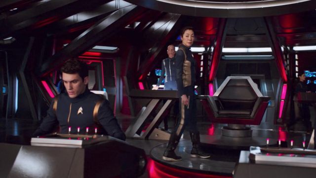 The uniform of the Starfleet officer man in Star Trek : Discovery S01E02