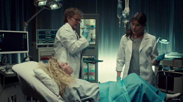 L'authentique blouse d'hôpital de Helena (Tatiana Maslany) dans Orphan Black S05E10
