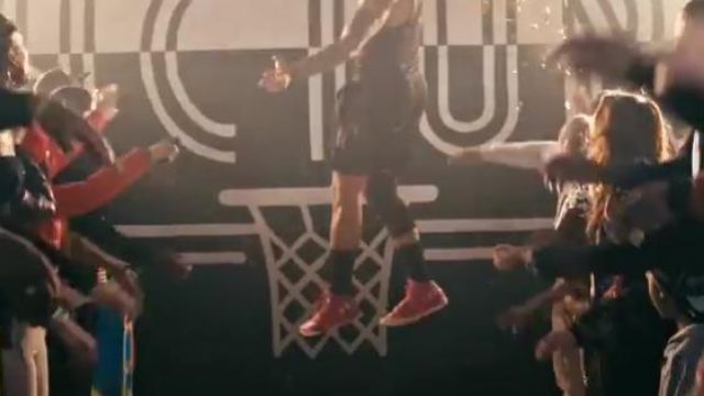 Les sneakers Under Armour red high dans le clip Comme dab de Section Pull Up