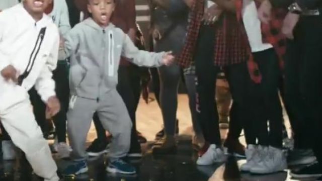 Les chaussures Nike Huarache GS dans le clip Comme dab de Section Pull Up
