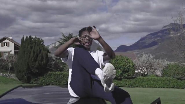 Les chaussures Nike Air Huarache blanches dans le clip Top Album de Mister V