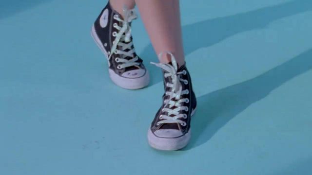 Les sneakers Convers Chuck Taylor All Star "Black" de Louane dans le clip "On Était Beau" de Louane