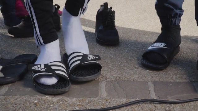 Les claquettes Nike dans le clip Claquettes chaussettes de Alrima