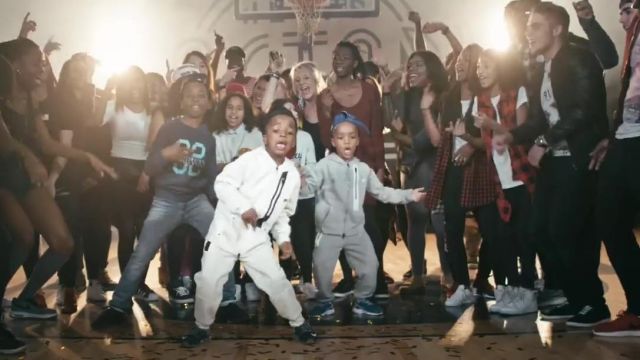 La paire de sneakers Nike rouge dans le clip Comme dab de Section Pull Up
