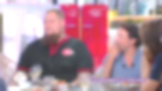 Camiseta de béisbol Cheddar de Rag'n'Bone Man, invitada musical del espectáculo C à vous el 25 de septiembre de 2017