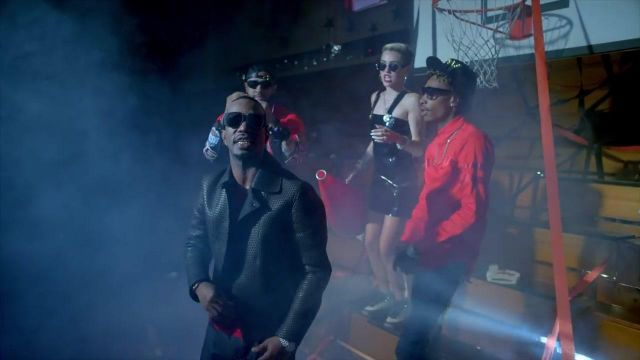 La paire Nike Air Jor­dan III Retro Stealth de Miley Cyrus dans le clip 23 de Mike WiLL Made-It