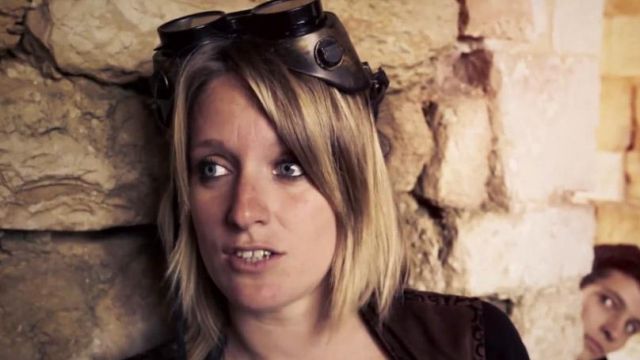 The glasses type goggles Saly Asigar (Anne-Laure Jarnet) in Noob