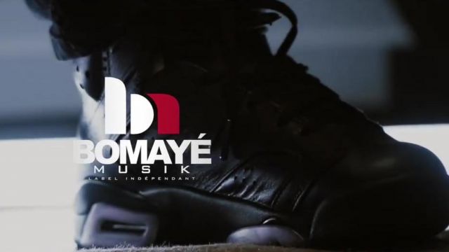 Les sneakers Nike Air Jor­dan 6 Retro BG dans le clip MMM de Naza