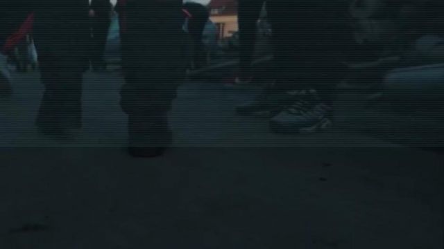 The pair of sneakers Nike Air Max TN shoes worn by an extra in the clip 4th report Timal