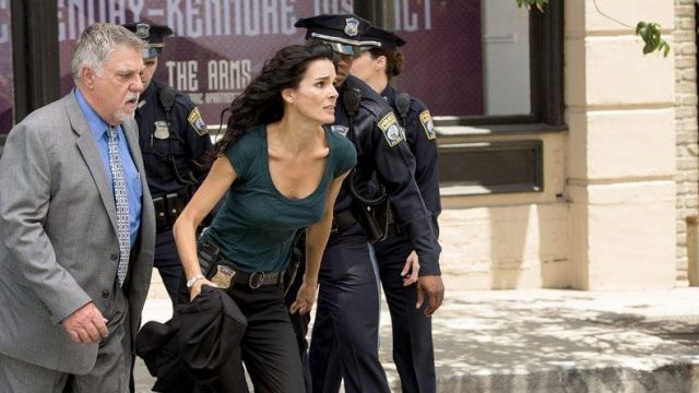 The top green Persona75 of lieutenant Jane Rizzoli (Angie Harmon) in Rizzoli and Isles