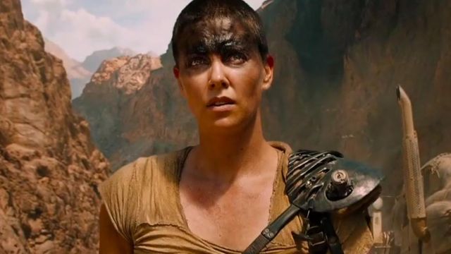 The shoulder straps struggle of Imperator Furiosa (Charlize Theron) in ' Mad Max Fury Road