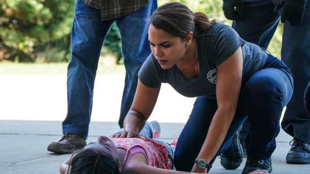 The gray t-shirt "Chicago Fire Department" Gabriela Dawson (Monica Raymund) in Chicago Fire S06E01