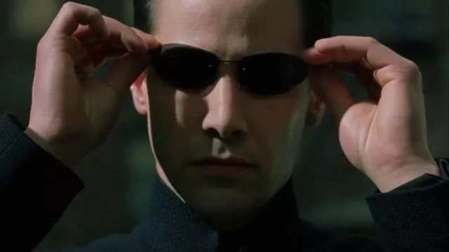 Les lunettes de soleil portées par Neo (Keanu Reeves) dans le film The Matrix Reloaded