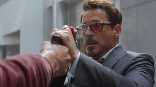 Sunglasses Police of Tony Stark (Robert Downey, Jr.) in Captain America : Civil War