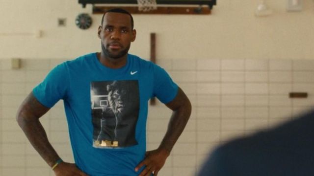 Le t-shirt Nike bleu de LeBron James dans Trainwreck