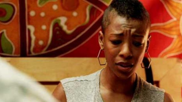 The earrings of Poussey Washington (Samira Wiley) in Orange is the new black