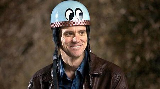 The sticker "look" of the motorcycle helmet of Carl (Jim Carrey) in Yes man